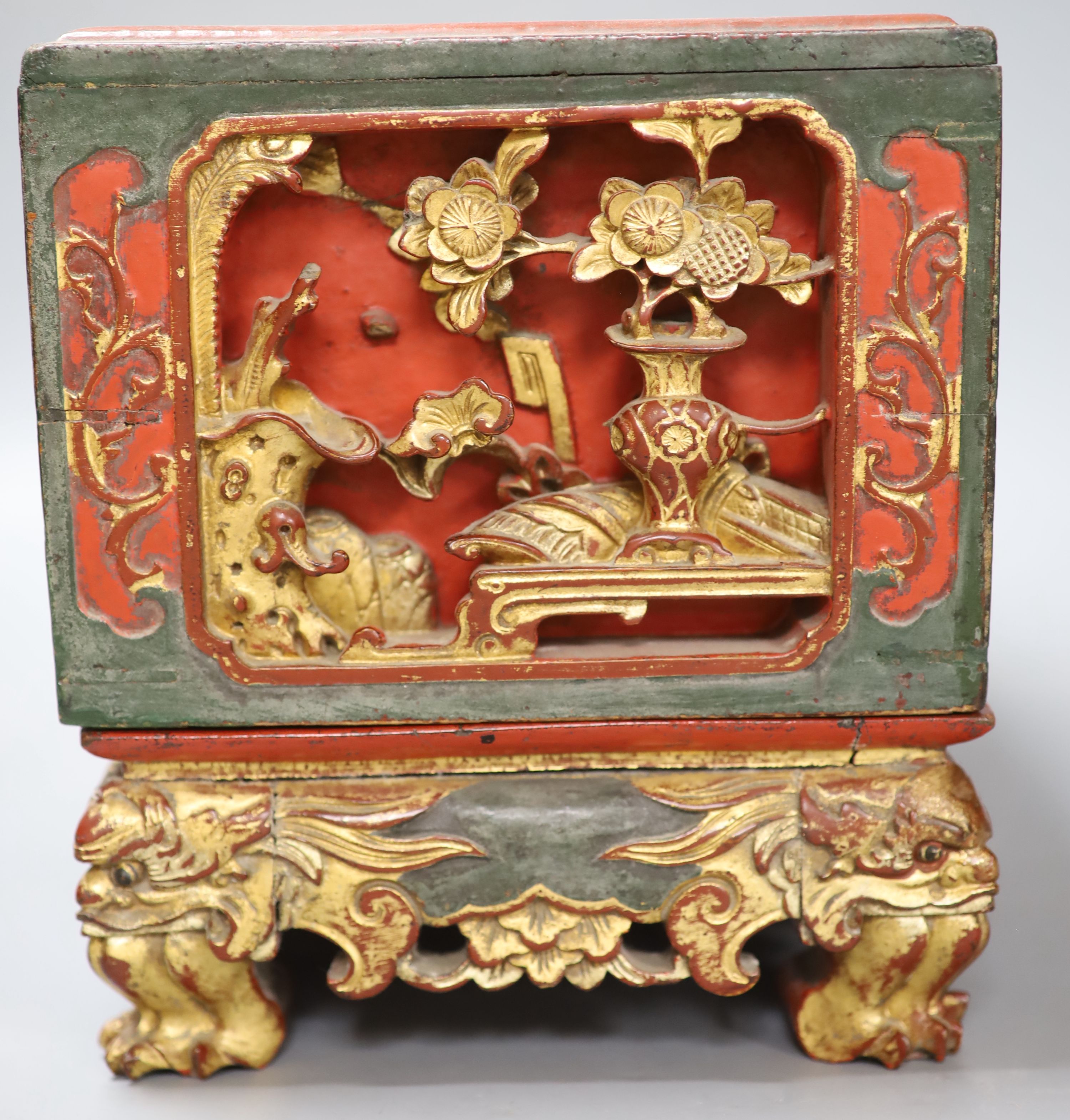 A 19th century Chinese red lacquer and gilt offering box (chanab), length 33cm